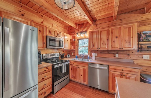 Lake Lure Cabin | Dreamcatcher~ Pet Friendly~ Mirror Lake~Waterfall~LAKE LURE IS OPEN