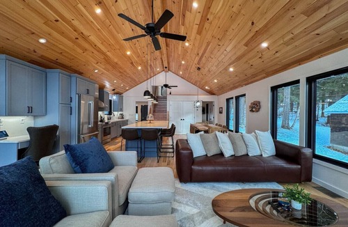 Fryeburg House | Dreamland | Luxe Waterfront Villa, Hot tub + Sauna