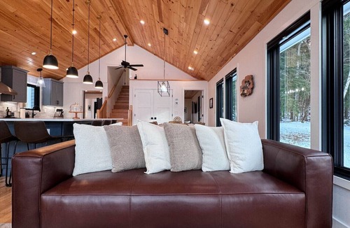 Fryeburg House | Dreamland | Luxe Waterfront Villa, Hot tub + Sauna
