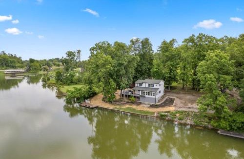 Friendsville House | Dreamy Skipping Stone Lake House