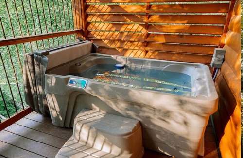 Millersburg Cabin | Dreamy Treehouse Getaway with Hot Tub