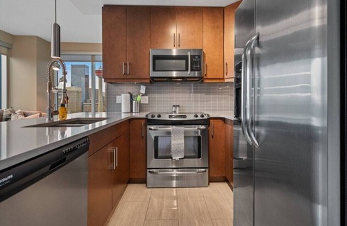 Victoria Park Apartment | DT Views | Walk to Saddledome| 2BR | UG Parking|AC