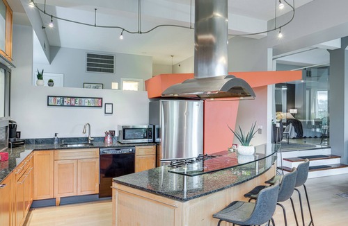 Downtown Cleveland Apartment | Dtwn Cleveland Loft-style Condo: Walk to Stadiums!
