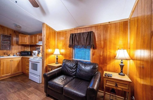 Broken Bow Cabin | Durango: Sleep 4, Tiny Cabin, Pets, Near Park/Lake