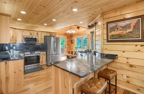 Huntingdon Apartment | Eagle's Escape - Mountain top lodge with spectacular views