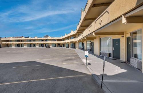 Cortland Cabin | Econo Lodge Cortland Downtown