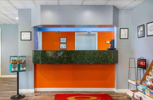 Cortland Cabin | Econo Lodge Cortland Downtown