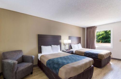 North Camellia Acres Cabin | Econo Lodge Little Creek