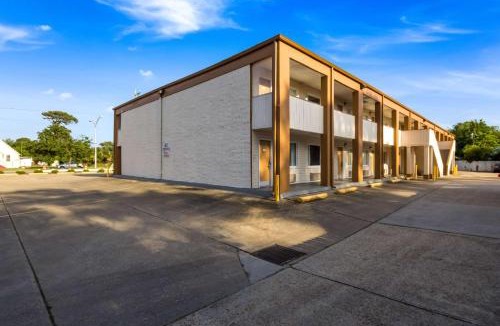 North Camellia Acres Cabin | Econo Lodge Little Creek
