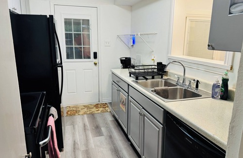 Garland House | Economical & Gorgeous 2-bedroom townhome – Peaceful, Safe & Near the Lake