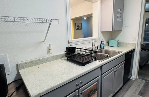 Garland House | Economical & Gorgeous 2-bedroom townhome – Peaceful, Safe & Near the Lake