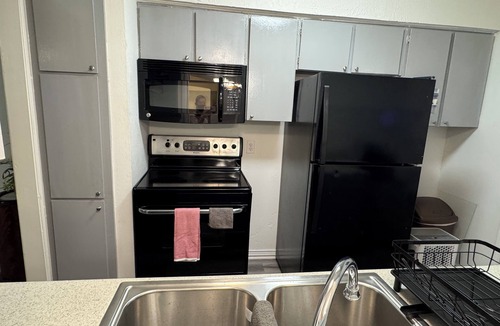 Garland House | Economical & Gorgeous 2-bedroom townhome – Peaceful, Safe & Near the Lake
