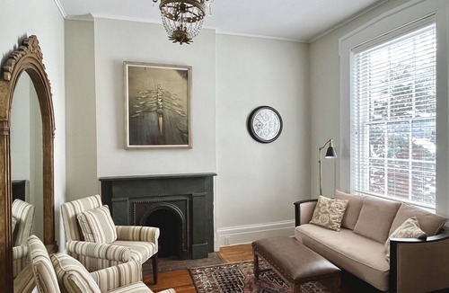 South Main Street House | Elegant 3 FL 5 BR Row House in Geneva/FLX Walk to HWS, Seneca Lake, Downtown