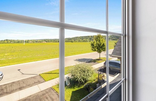 Virgil House | Elegant home with hot tub close to wineries, US border, shopping Niagara falls