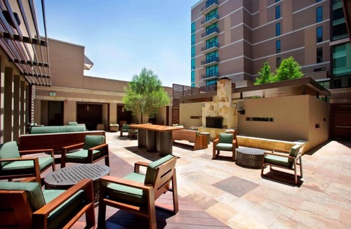 Glencoe Hotel | Elegant Stay in 3 Family-Friendly Rooms w/Outdoor Pool Near Moody Coliseum