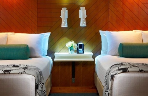 Waikiki Hotel | Elegant Suite w/Balcony | Free Breakfast | Onsite Pool | Near Waikiki Beach