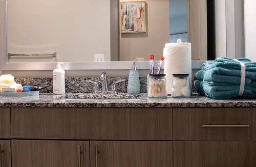 Lake Highlands Apartment | Elegant suite w/ FREE parking & gym near Arboretum