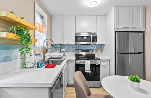 McCully - Moiliili Apartment | Elevated & Modern Honolulu Haven, Renovated w/AC