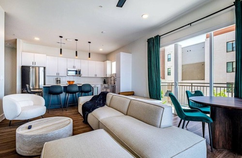 Dallas Apartment | Elite Emerald Suite | Pool, Laundry, Parking