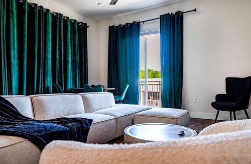 Dallas Apartment | Elite Emerald Suite | Pool, Laundry, Parking