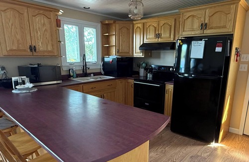 Canaan House | Enchanting 3-bedroom house on Lake Wallace. Near VAST snowmobile trails.