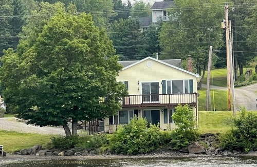 Canaan House | Enchanting 3-bedroom house on Lake Wallace. Near VAST snowmobile trails.