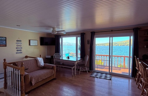 Canaan House | Enchanting 3-bedroom house on Lake Wallace. Near VAST snowmobile trails.