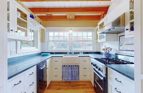 East Boothbay Cabin | Enchanting Oceanfront Cottage with Breathtaking Views and Modern Comforts