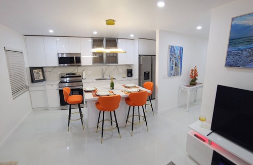 Edgewood House | Enjoy a stylish experience at this centrally-located place.