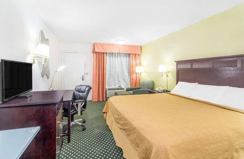 Lookout Valley Neighborhood Association Hotel | Enjoy Pool Access and Easy Trips to Ruby Falls from This King Room