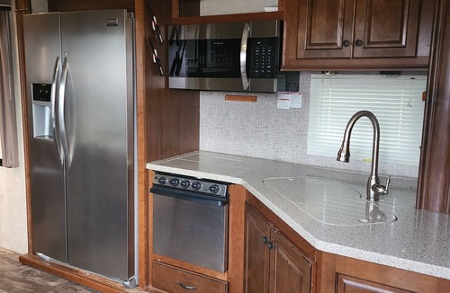 Waveland House | Enjoy the weekend in this enchanting RV while waiting for the Eclipse 2024
