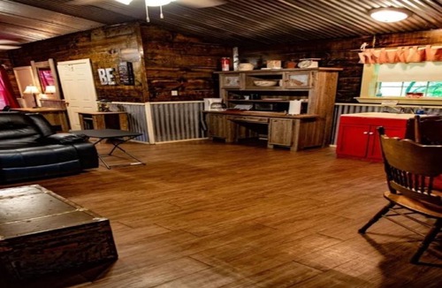 Lindale Cabin | Enjoy Your Home Away from Home in East TX!