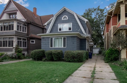 Buffalo House | Entire 3 bedroom, 2 bathroom home walking distance to Mercy Hospital