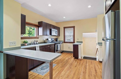 Bedford House | Entire Duplex - Historic District - Sleeps 12