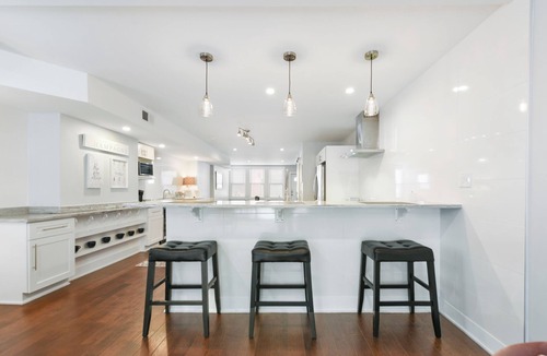 South Side Flats House | Entire Home Lux Master Terraces 4 Car