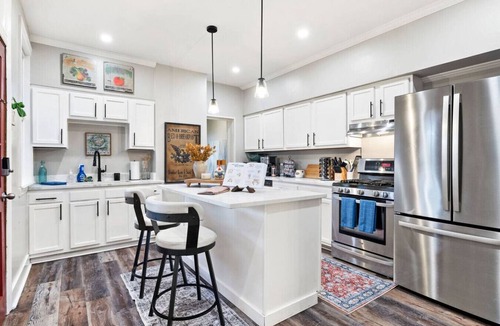East Allegheny Apartment | Entire Home Minutes From Downtown, Fenced Yard, Hot Tub.