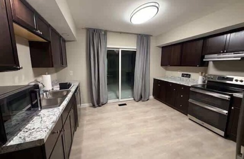 Eastside House | Entire Home - Walk to SU, JMA Dome, hospitals, Downtown