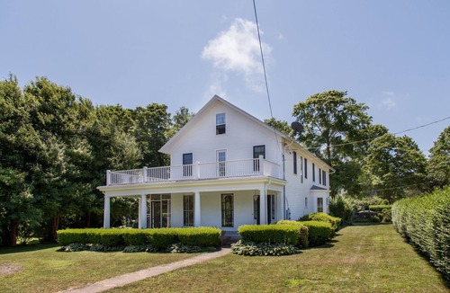 Narragansett Pier House | Entire House:14 Guests, 7 BRs, 10 Beds, 5 Full Baths, Outdoor Shower, Beach Gear