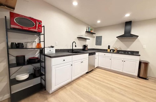Eastside Apartment | Entire Modern Cozy 2BR Apt mins SU LeMoyne DT