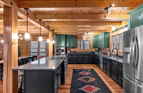 Ellicottville Cabin | Epic Yellowstone Lodge 🤠 Hot Tub, Sauna, Theater, Bars & Ski Views ⛷️