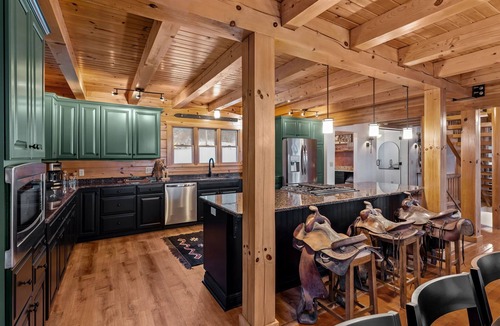 Ellicottville Cabin | Epic Yellowstone Lodge 🤠 Hot Tub, Sauna, Theater, Bars & Ski Views ⛷️