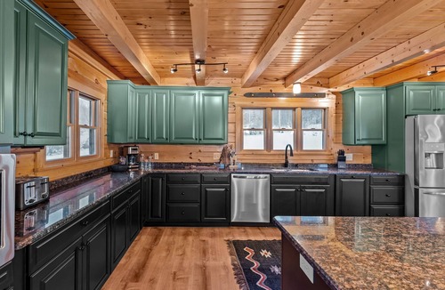 Ellicottville Cabin | Epic Yellowstone Lodge 🤠 Hot Tub, Sauna, Theater, Bars & Ski Views ⛷️
