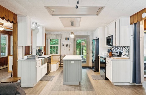 Livermore House | Escape to Cozy Cove - Waterfront Camp Round Pond