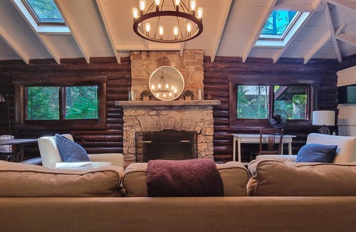 Boothbay Harbor Cabin | Escape to The Hideout, a charming 2-bedroom cabin in Boothbay Harbor.