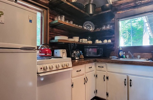 Boothbay Harbor Cabin | Escape to The Hideout, a charming 2-bedroom cabin in Boothbay Harbor.