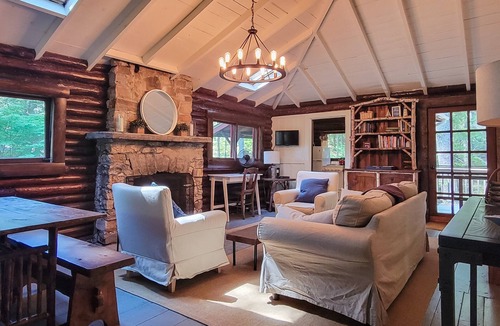 Boothbay Harbor Cabin | Escape to The Hideout, a charming 2-bedroom cabin in Boothbay Harbor.