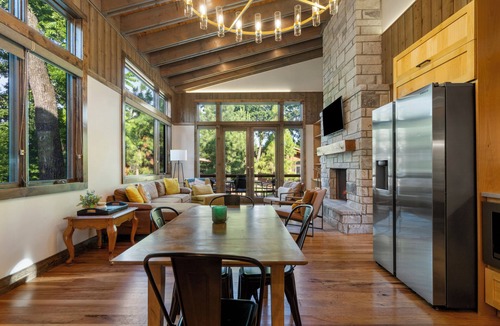 Afton Cabin | Evergreen Cove Cabin - 3 bedroom, hot tub, Mnky Islnd, golf shangri-La