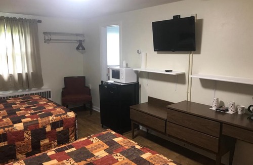 Town of Scriba Hotel | Evergreen Motel
