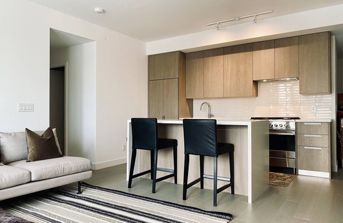Etobicoke Condo | Executive 2 bed 2 bath condo - Kingsway Crescent