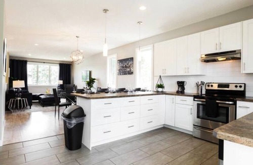 Jasper Place House | Executive Home - Long Stays - Garage - WiFi & NFLX